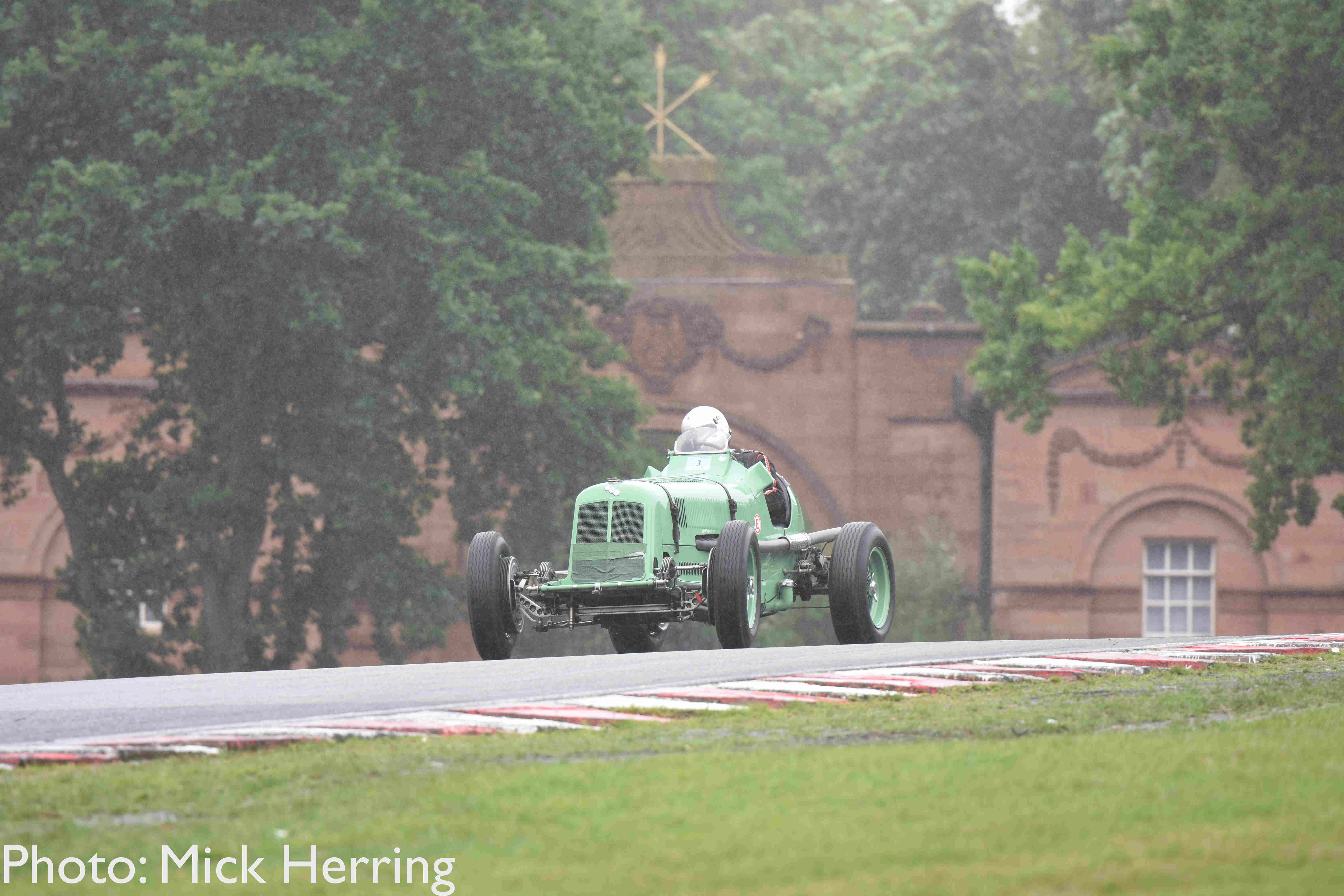 Rain fails to dampen Formula Vintage spirit at Oulton Park cover
